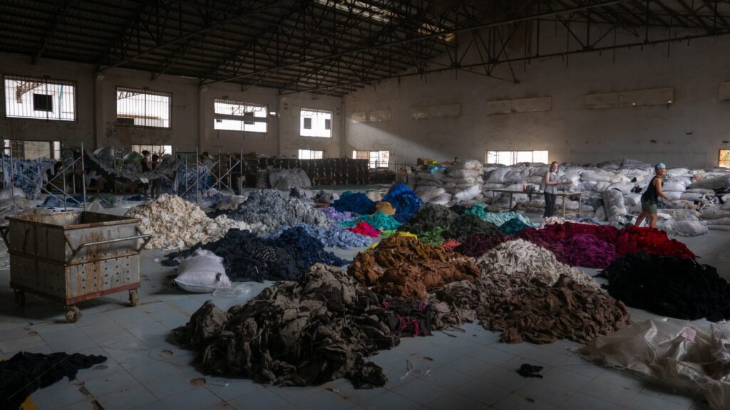 ファッション産業による深刻な環境汚染と資源消費の問題