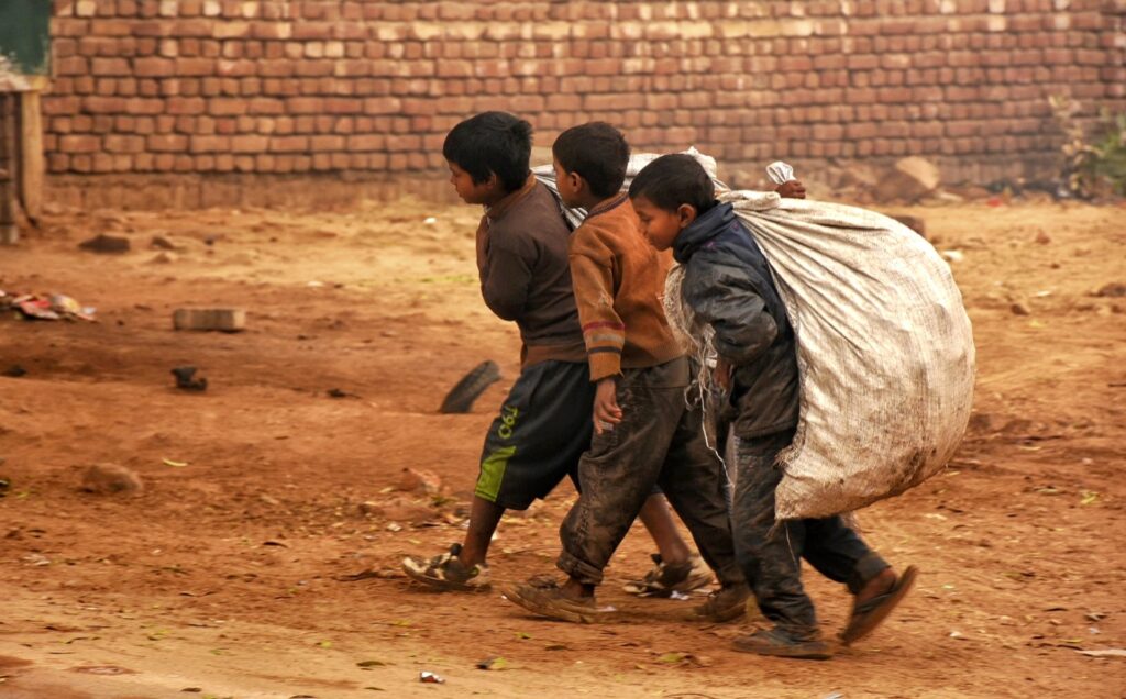 インドの貧困問題が原因で起こる様々な被害