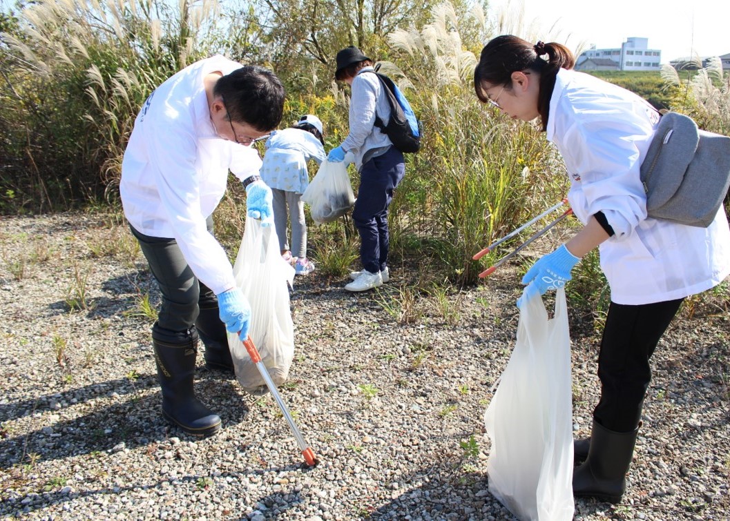 ゴミ袋45リットル×23袋のゴミを集めた信濃川の清掃活動