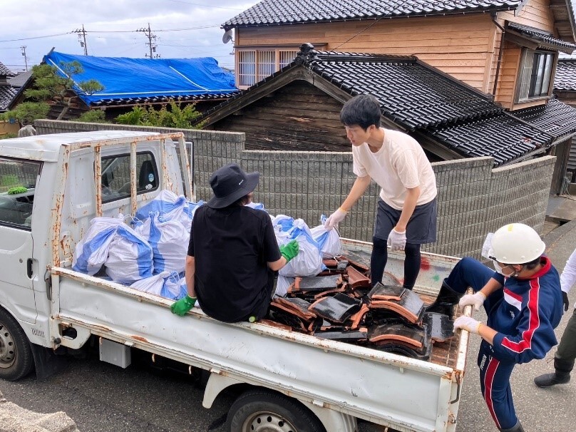 被災家屋からの屋根瓦の撤去