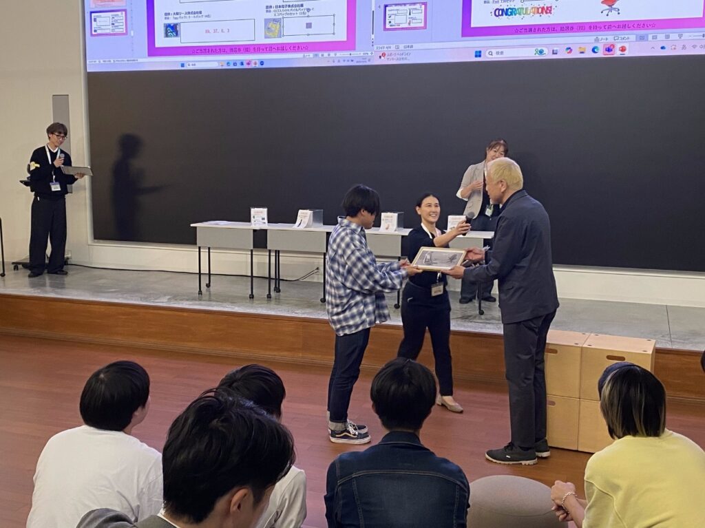 当選した学生に景品を贈呈