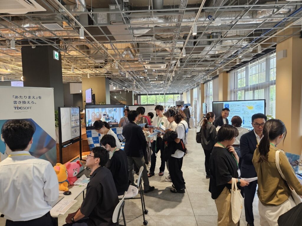 展示ブースを訪れる来場者の皆さん（生成AIを使った製品の体験コーナー）