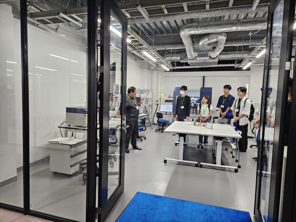スマエネ棟2階 研究基盤共用センターに納められている分析機器について、各メーカー様から紹介頂くショートツアーを実施