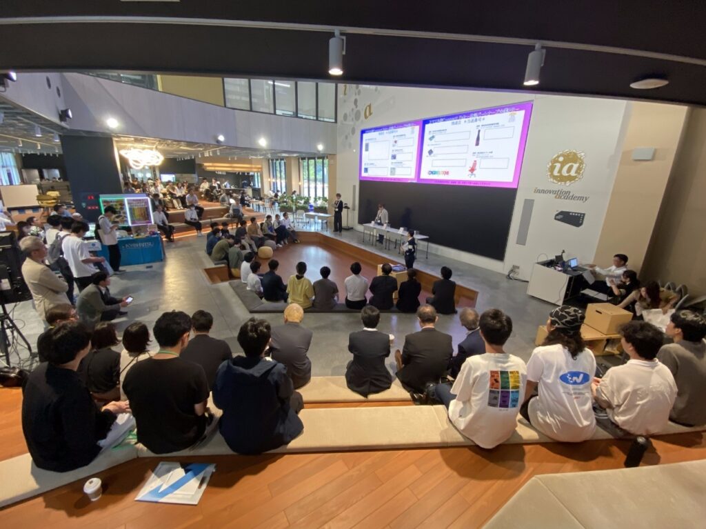 多くの学生が見守る前で抽選会を実施