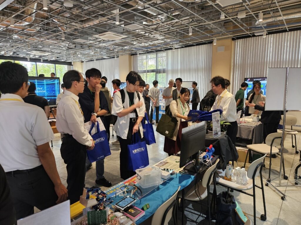 展示ブースを訪れる来場者の皆さん