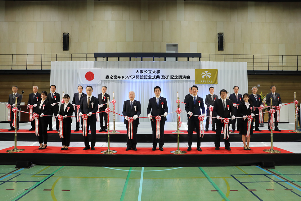 来賓、学生代表らによるテープカット