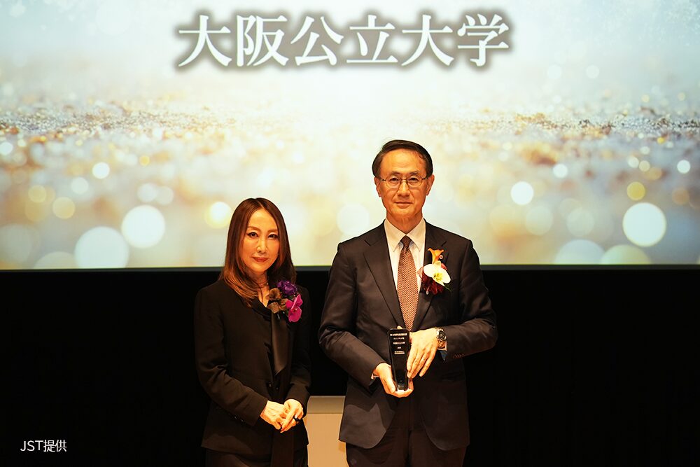 左から芦田 多恵氏、櫻木学長