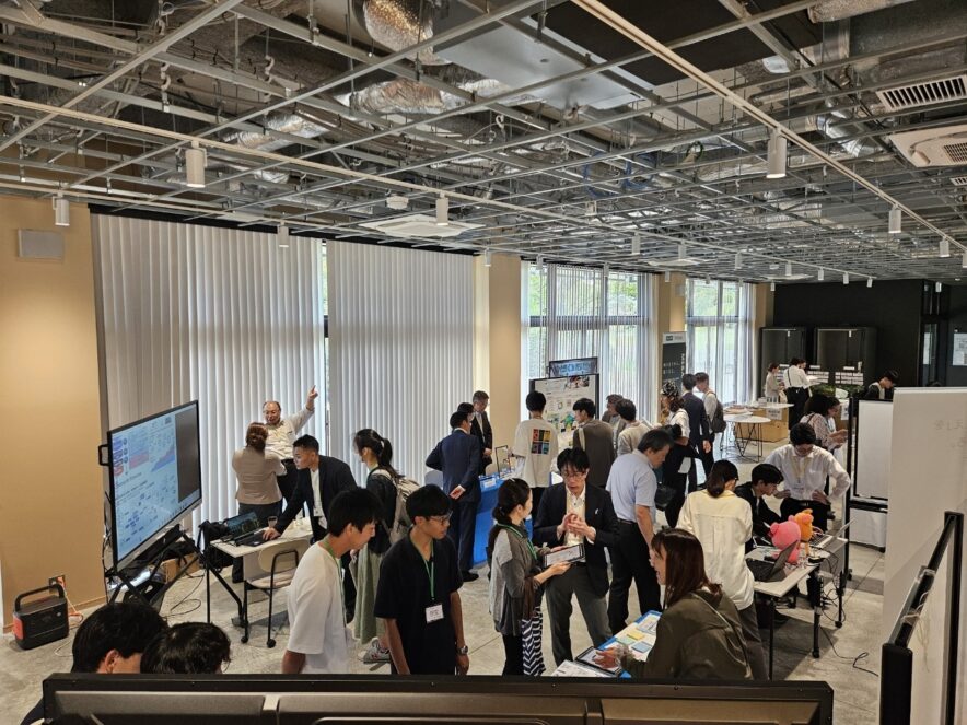 展示ブースを訪れる来場者の皆さん