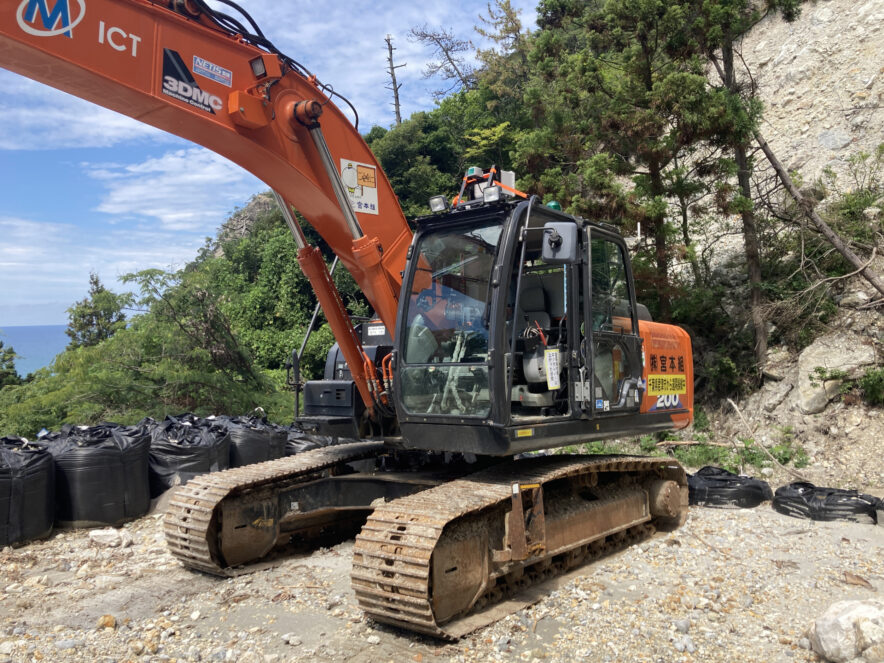 EIZOが大林組と共同で、能登半島災害復旧現場にて、3D映像を活用した建設機械の遠隔操縦による現場実証を実施