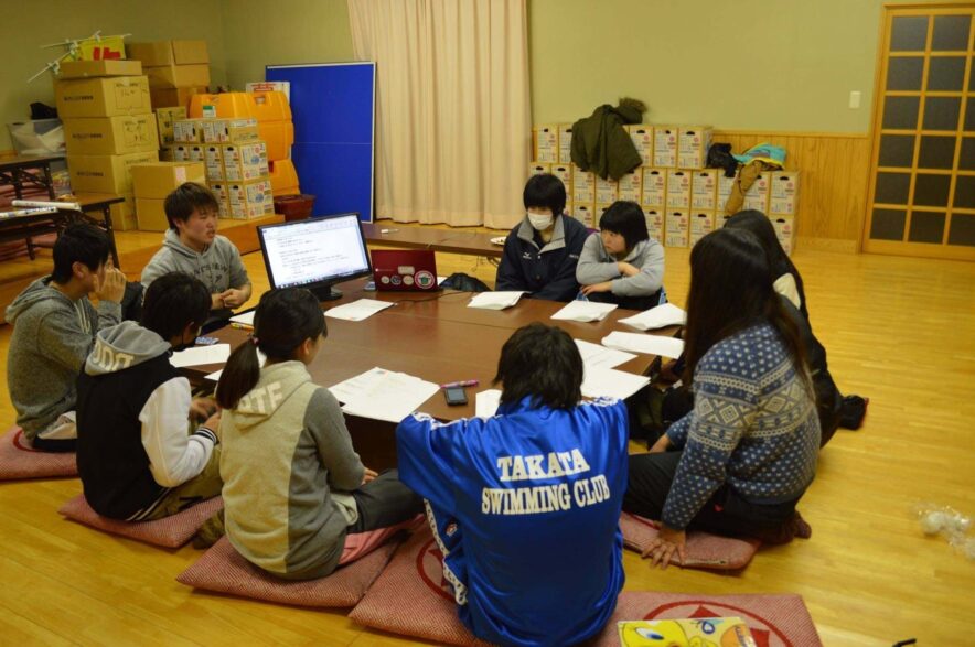 岩手町のユースセンターで活動する若者たちの様子