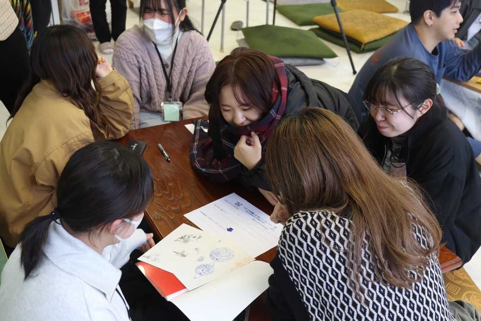 中高生の探究活動を伴走支援する様子