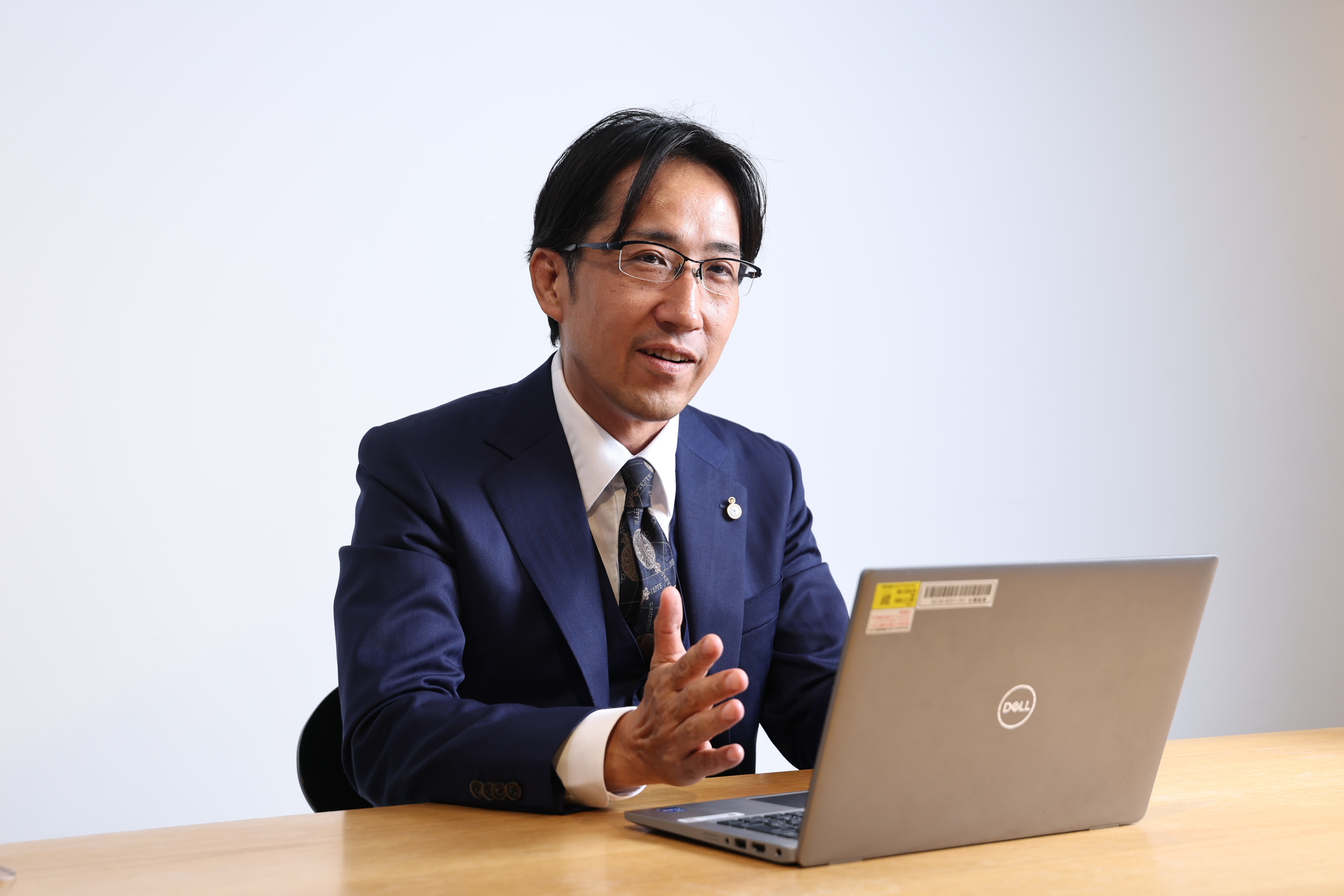 パソコンを前に取材に応じる竹山賢様