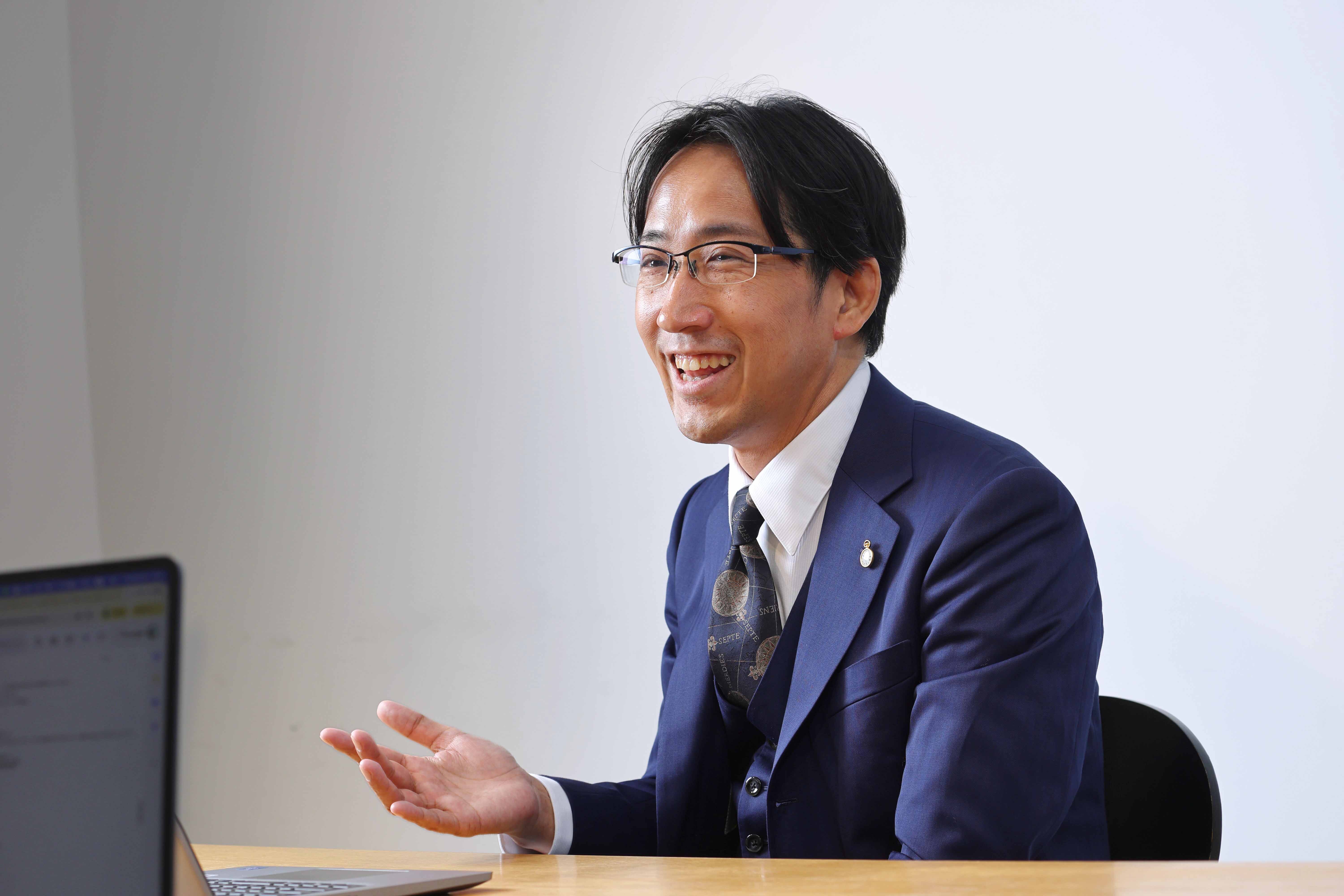 取材に応じる竹山賢様