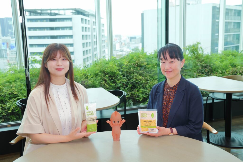 GREEN KEWPIEの商品を手にするプロジェクトメンバーのお二人
