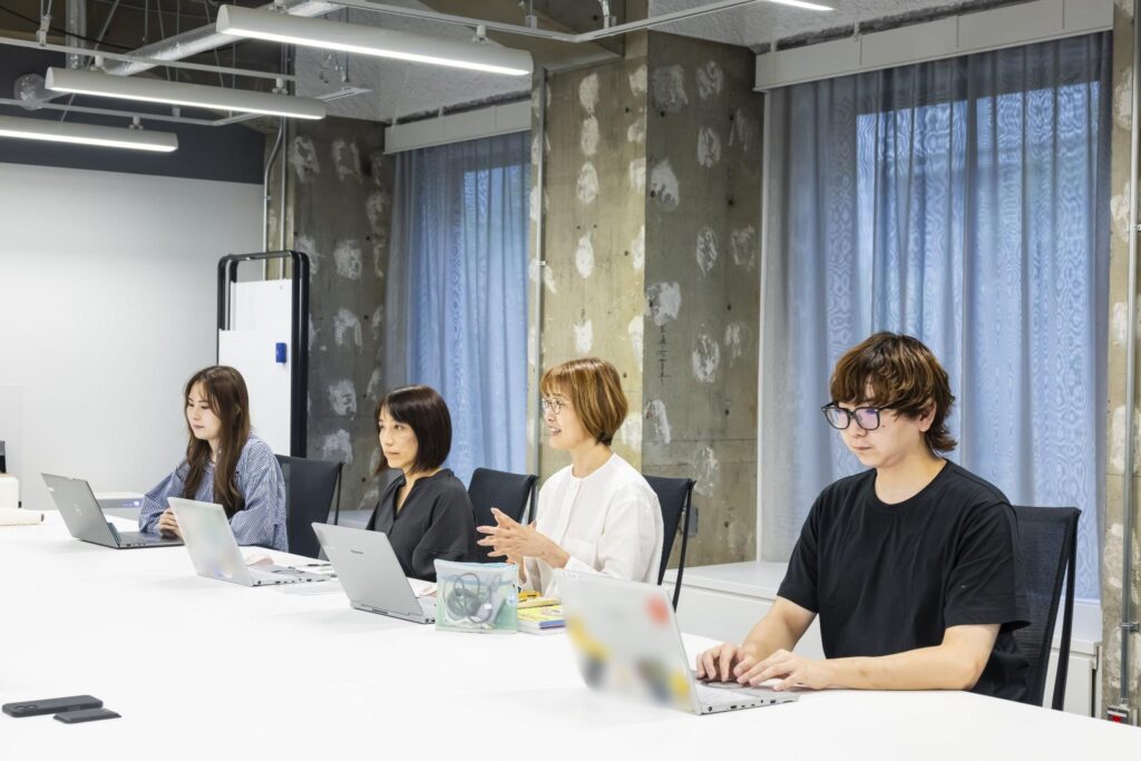 取材に応じるコクヨの4名