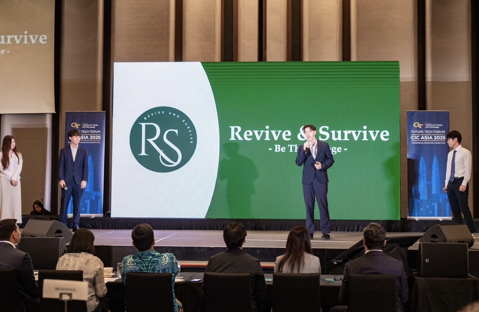 CIC Asia 2025のステージで発表するRevive & Surviveの代表